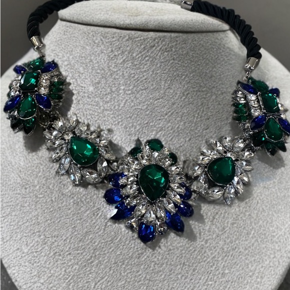 Jewelry - Elegant Silver and Green Statement Necklace
